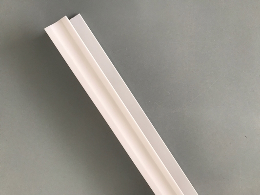 Συσκευές από PVC για την εγκατάσταση πλακών από PVC Λευκό προφίλ PVC-U Λιαστική εκτύπωση Εκχυλισμένο πλαστικό U Channel Αδιάβροχη προστασία από τις ακτίνες UV