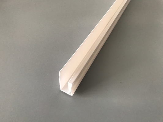 Συσκευές από PVC για την εγκατάσταση πλακών από PVC Λευκό προφίλ PVC-U Λιαστική εκτύπωση Εκχυλισμένο πλαστικό U Channel Αδιάβροχη προστασία από τις ακτίνες UV