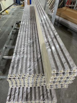 Σύγχρονα τρισδιάστατα τείχη PVC Wpc κάλυψη ξυλοκόκκους Τείχη με σχιστόλιθο