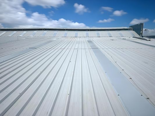 Λευκά Καλσίου Ανθρακικού 1070mm UPVC Κεραμίδια Στέγης 2mm Ψηλή Κορυφή Θερμοακουστικό UPVC Σύστημα Στέγης Ecoroof Δημοφιλές στην Λατινική Αμερική