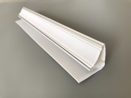 Προσαρμοσμένο σχεδιάγραμμα γωνίας PVC μήκους, άσπρη πλαστική περιποίηση γωνίας με δύο ασημένιες γραμμές